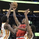 Clint Capela (à gauche) et les Hawks ont été lourdement battus par les Clippers de Kawhi Leonard samedi KEYSTONE/AP/Jayne Kamin-Oncea